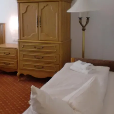 מלון & Gaestehaus Krone